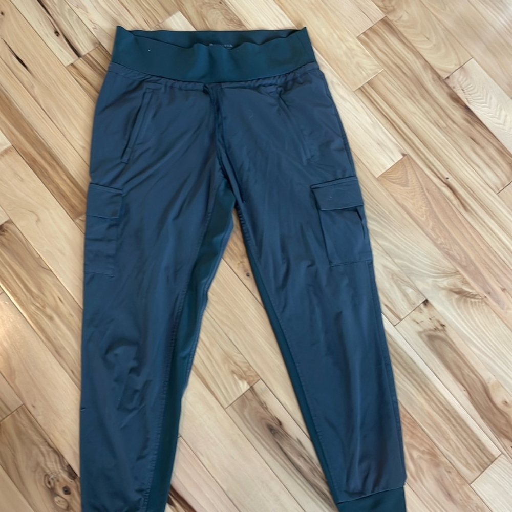 Athleta tapered olive green cargo joggers